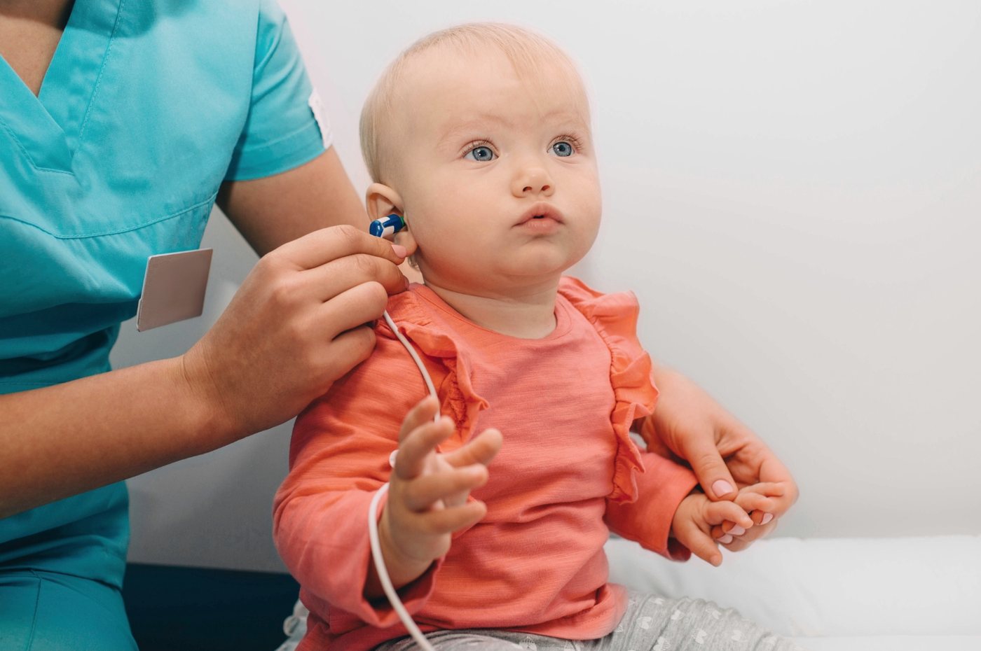 Un bébé recevant un test auditif par émissions otoacoustiques