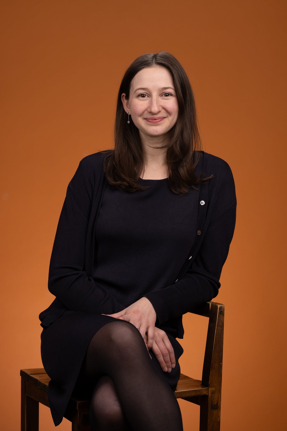 Roxanne Bolduc, audiologiste, assise et souriante